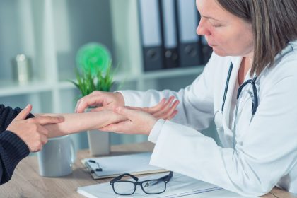 female-patient-at-orthopedic-doctor-medical-exam-P2EEC6Y Medical Malpractice