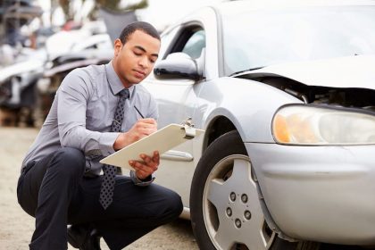 loss-adjuster-inspecting-car-involved-in-accident-PF3X2KQ